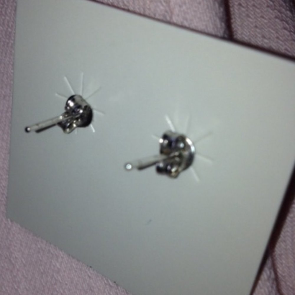 Pretty Round Rinestone Post Earrings - Picture 6 of 8